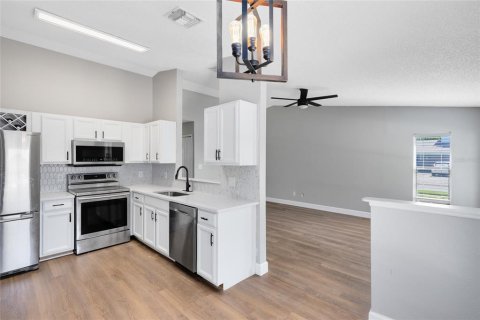 House in Oviedo, Florida 3 bedrooms, 104.52 sq.m. № 1916084 - photo 8