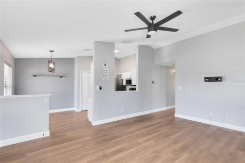 House in Oviedo, Florida 3 bedrooms, 104.52 sq.m. № 1916084 - photo 13