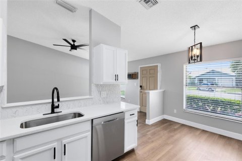 House in Oviedo, Florida 3 bedrooms, 104.52 sq.m. № 1916084 - photo 9