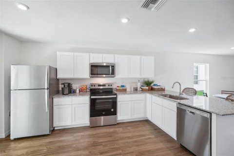 House in Haines City, Florida 3 bedrooms, 146.97 sq.m. № 2238308 - photo 15