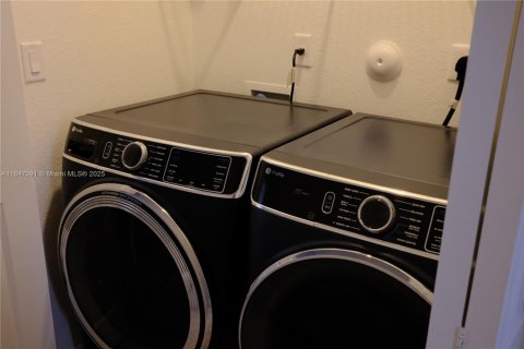 Touwnhouse à vendre à Miami, Floride: 3 chambres, 169.73 m2 № 1845523 - photo 30
