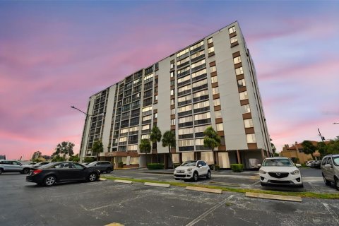Condominio en alquiler en Clearwater, Florida, 1 dormitorio, 70.61 m2 № 2102903 - foto 1