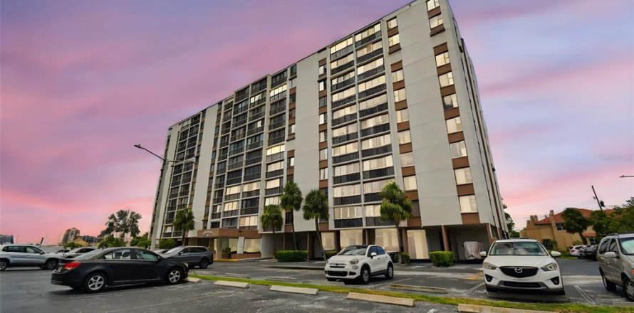 Condominio en Clearwater, Florida, 1 dormitorio  № 2102903
