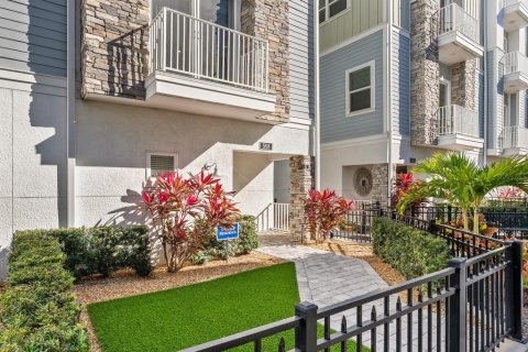 Townhouse in Sarasota, Florida 3 bedrooms, 225.1 sq.m. № 2402743 - photo 2