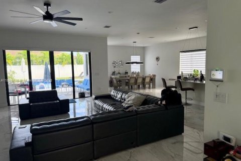 House in Miramar, Florida 4 bedrooms, 337.89 sq.m. № 1952904 - photo 6