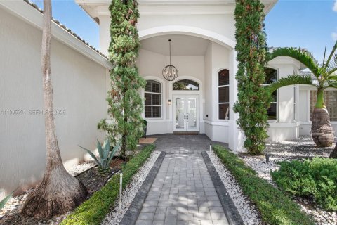 House in Weston, Florida 5 bedrooms, 364.08 sq.m. № 2063648 - photo 2