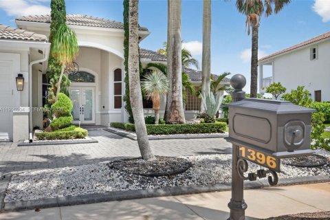 House in Weston, Florida 5 bedrooms, 364.08 sq.m. № 2063648 - photo 5