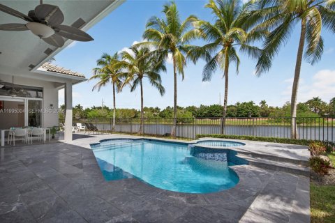 House in Weston, Florida 5 bedrooms, 364.08 sq.m. № 2063648 - photo 15