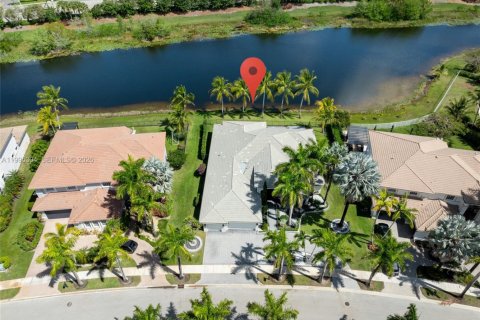 House in Weston, Florida 5 bedrooms, 364.08 sq.m. № 2063648 - photo 7