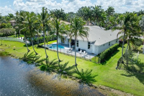 House in Weston, Florida 5 bedrooms, 364.08 sq.m. № 2063648 - photo 4