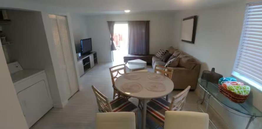 Townhouse in North Miami Beach, Florida 2 bedrooms, 90.58 sq.m. № 2268248