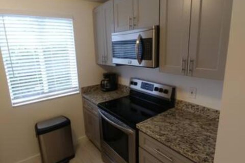 Townhouse in North Miami Beach, Florida 2 bedrooms, 90.58 sq.m. № 2268248 - photo 5
