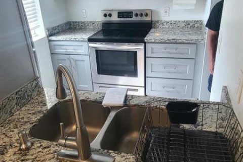 Townhouse in North Miami Beach, Florida 2 bedrooms, 90.58 sq.m. № 2268248 - photo 8