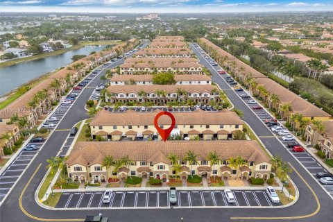 Купить таунхаус в Хомстед, Флорида 3 спальни, 130.25м2, № 2008613 - фото 16