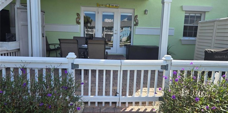 Condominio en Saint Petersburg, Florida, 2 dormitorios  № 2210729