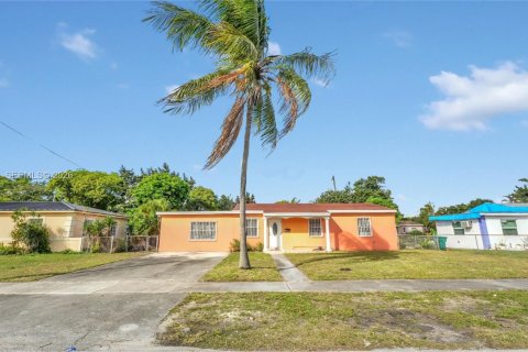 Casa en alquiler en Miami Gardens, Florida, 3 dormitorios, 169.36 m2 № 2010951 - foto 3