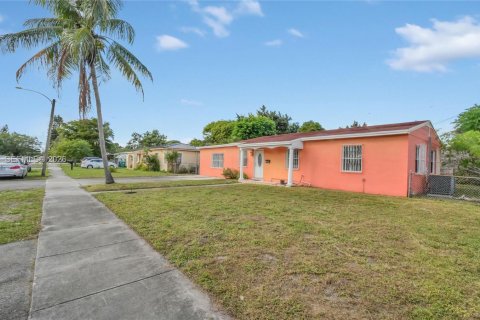 Casa en alquiler en Miami Gardens, Florida, 3 dormitorios, 169.36 m2 № 2010951 - foto 2