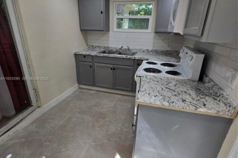 Снять в аренду коммерческую недвижимость в Мирамар, Флорида 1 спальня, 107.95м2, № 1991325 - фото 1
