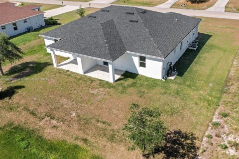 House in Lehigh Acres, Florida 3 bedrooms № 1836573 - photo 3