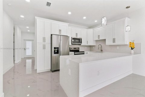 House in Lehigh Acres, Florida 3 bedrooms № 1836573 - photo 5