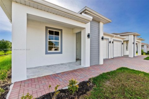 House in Lehigh Acres, Florida 3 bedrooms № 1836573 - photo 4