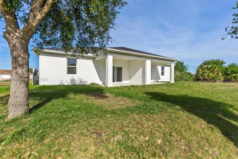 House in Lehigh Acres, Florida 3 bedrooms № 1836573 - photo 2