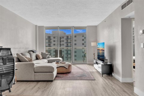 Condo in Hollywood, Florida, 1 bedroom  № 1872684 - photo 8