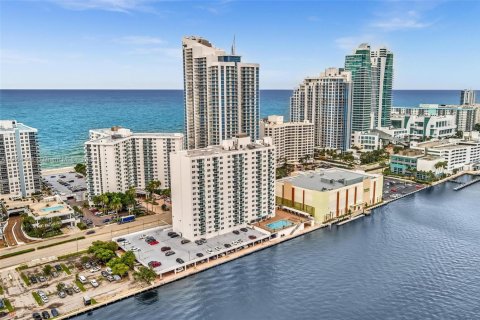 Condo in Hollywood, Florida, 1 bedroom  № 1872684 - photo 25