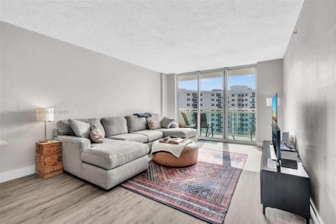 Condo in Hollywood, Florida, 1 bedroom  № 1872684 - photo 9