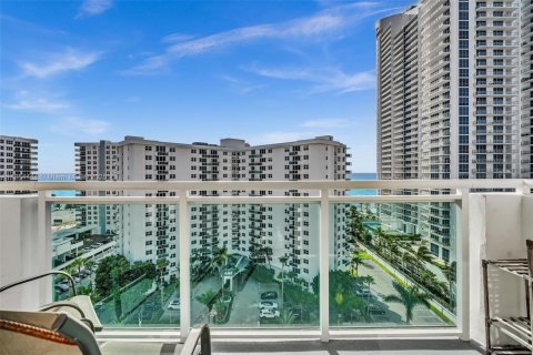 Condo in Hollywood, Florida, 1 bedroom  № 1872684 - photo 11