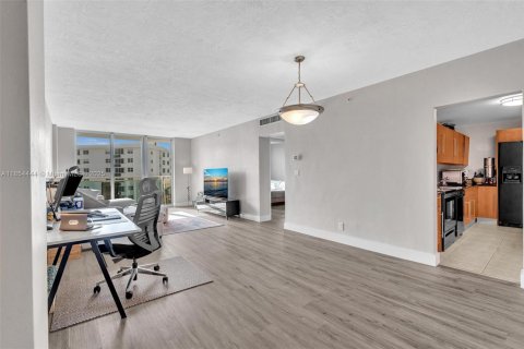 Condo in Hollywood, Florida, 1 bedroom  № 1872684 - photo 4