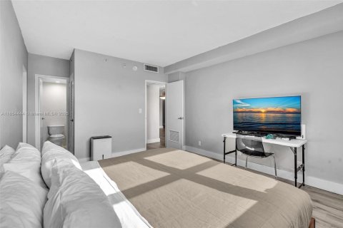 Condo in Hollywood, Florida, 1 bedroom  № 1872684 - photo 16