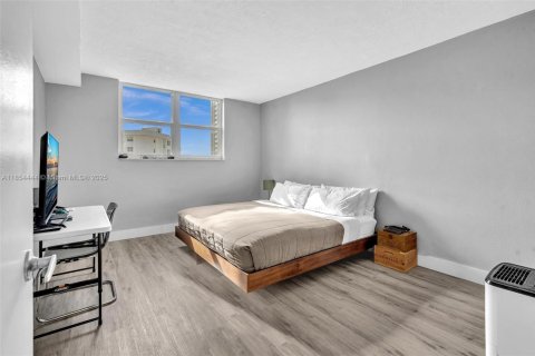 Condo in Hollywood, Florida, 1 bedroom  № 1872684 - photo 14