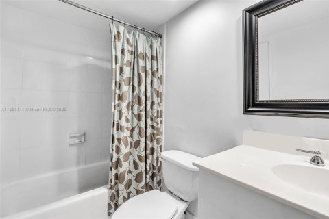 Condo in Hollywood, Florida, 1 bedroom  № 1872684 - photo 18