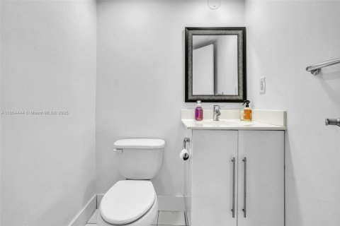 Condo in Hollywood, Florida, 1 bedroom  № 1872684 - photo 19
