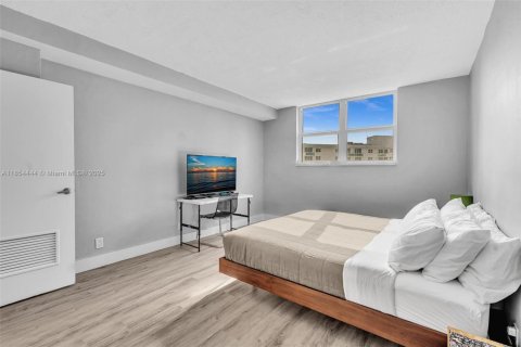 Condo in Hollywood, Florida, 1 bedroom  № 1872684 - photo 15