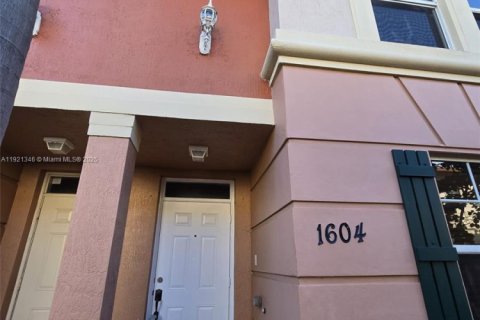 Townhouse in Fort Lauderdale, Florida 3 bedrooms, 165.37 sq.m. № 1975277