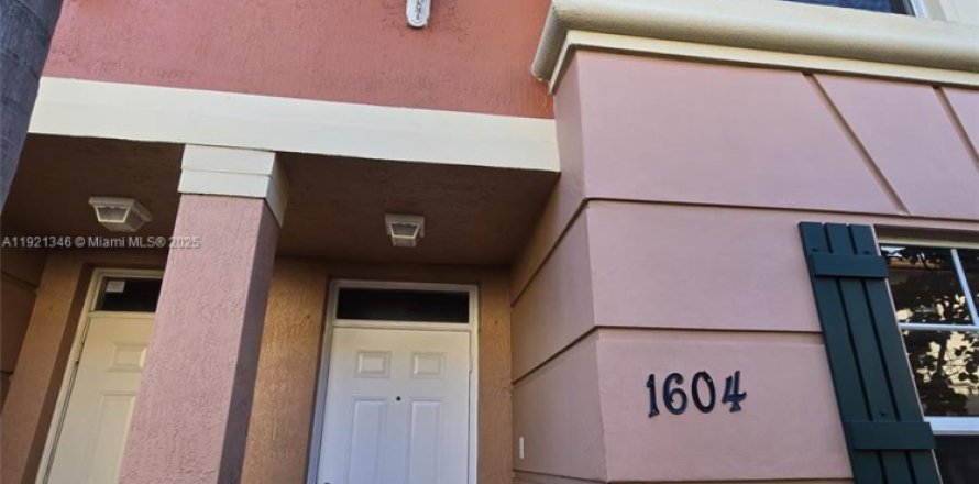 Townhouse in Fort Lauderdale, Florida 3 bedrooms, 165.37 sq.m. № 1975277