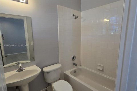 Townhouse in Fort Lauderdale, Florida 3 bedrooms, 165.37 sq.m. № 1975277 - photo 12
