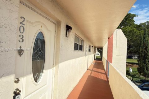 Condominio en venta en Pembroke Pines, Florida, 2 dormitorios, 108.7 m2 № 2088646 - foto 2