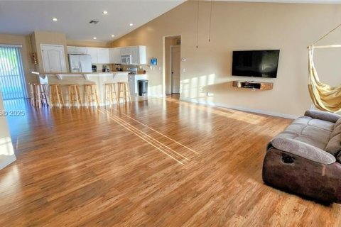 Casa en venta en Lehigh Acres, Florida, 3 dormitorios, 166.3 m2 № 1930386 - foto 2