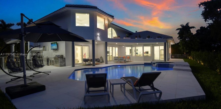 House in Boca Raton, Florida 6 bedrooms, 390.28 sq.m. № 2023056