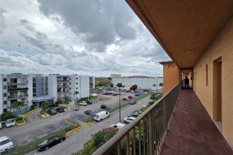 Apartamento en alquiler en Hialeah, Florida, 3 dormitorios, 120.4 m2 № 1990081 - foto 16