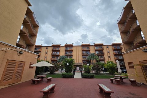 Apartamento en alquiler en Hialeah, Florida, 3 dormitorios, 120.4 m2 № 1990081 - foto 2