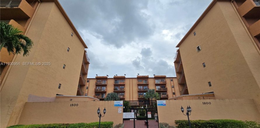 Apartamento en Hialeah, Florida 3 dormitorios, 120.4 m2 № 1990081