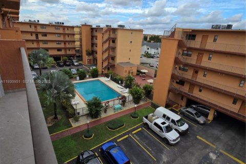 Apartamento en alquiler en Hialeah, Florida, 3 dormitorios, 120.4 m2 № 1990081 - foto 14