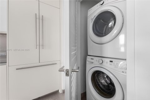 Купить кондоминиум в Майами, Флорида 1 спальня, 75.25м2, № 1992824 - фото 23