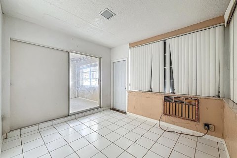 House in Lauderdale Lakes, Florida 2 bedrooms, 126.81 sq.m. № 1851682 - photo 13