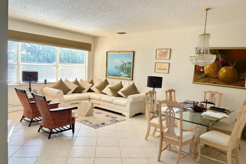 House in Cooper City, Florida 3 bedrooms, 201.13 sq.m. № 1845714 - photo 2