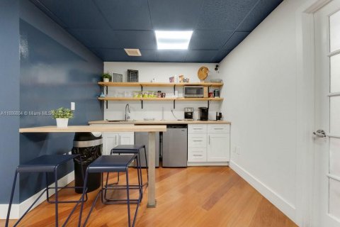 Commercial property in Doral, Florida № 2013856 - photo 13